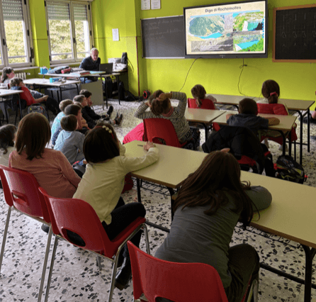 L’Ingegnere Massimo Biroglio spiega ai bambini le conseguenze di un ipotetico crollo della diga di Rochemolles 