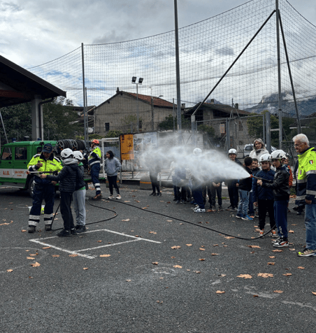 I bambini provano gli idranti aiutati dai volontari A.I.B. San Giorio