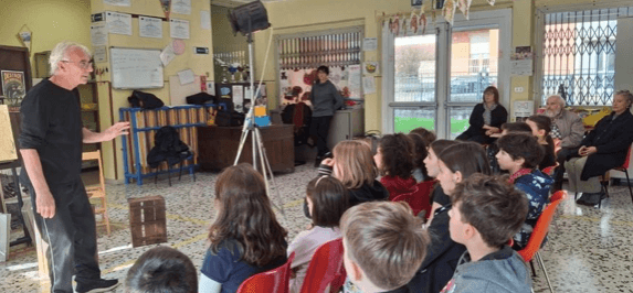I bambini durante lo spettacolo. Fra i presenti, anche il sindaco Danilo Bar e due assessori comunali