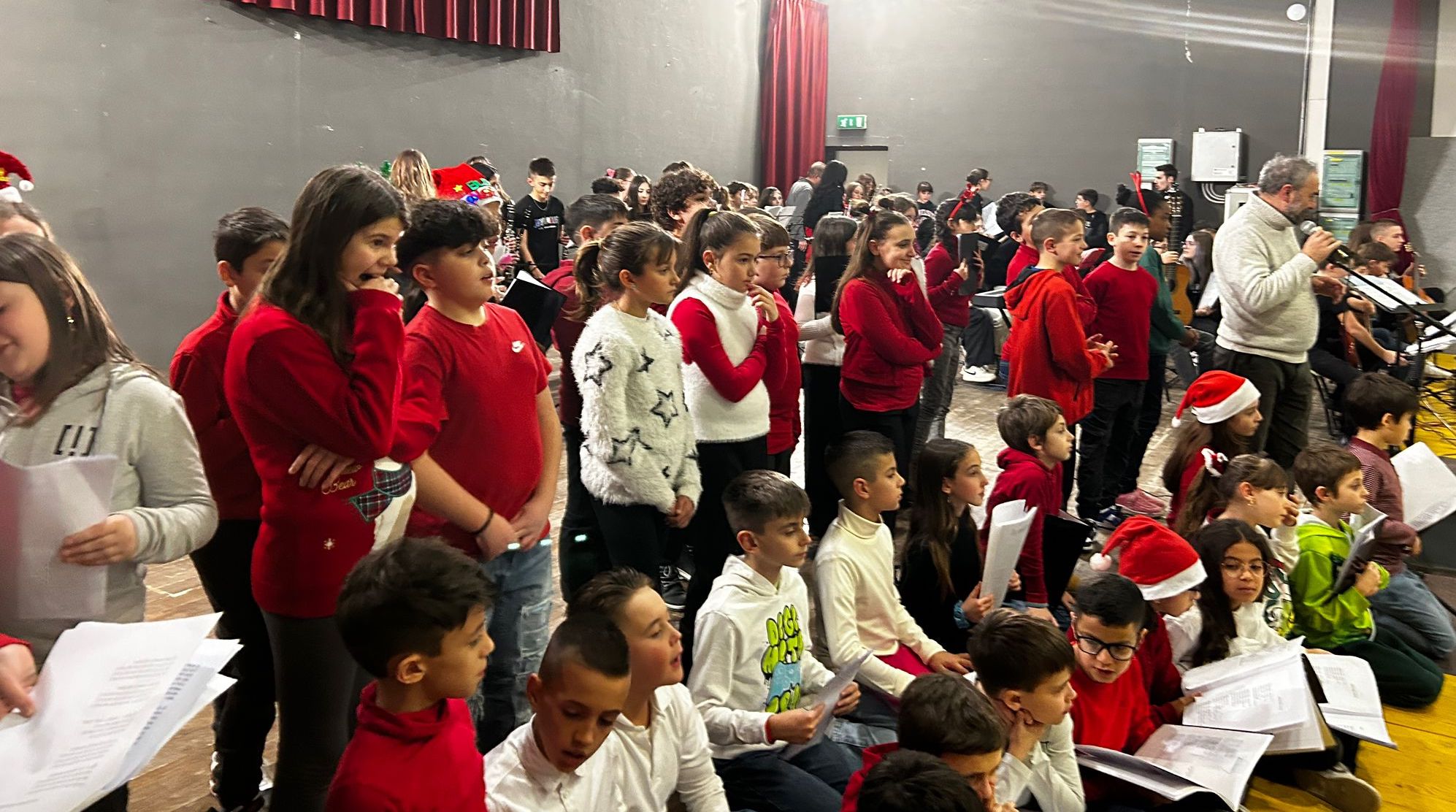 Tutti gli alunni sul palco