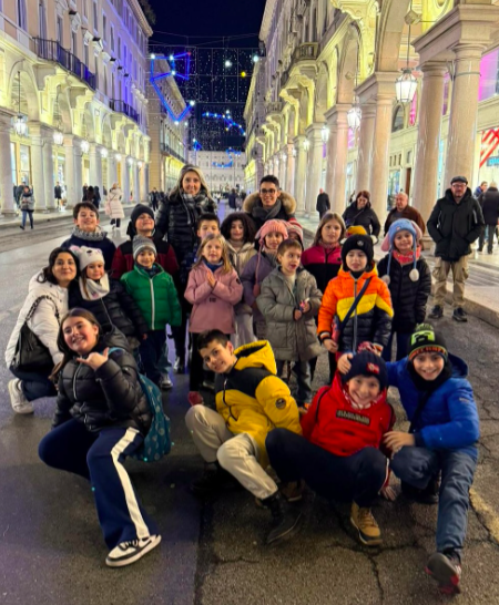 Le insegnanti e gli alunni della scuola primaria di San Giorio in passeggiata per le vie di Torino