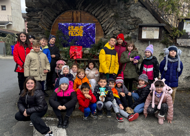 I bambini davanti alla cassetta delle lettere per Babbo Natale