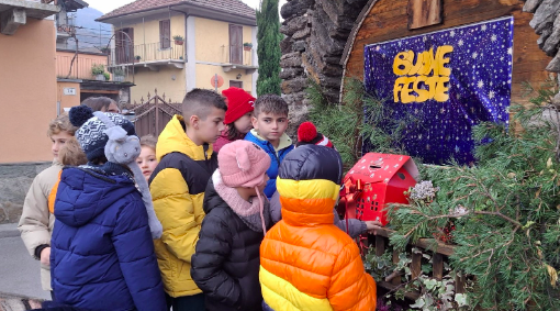 Gli alunni imbucano le letterine