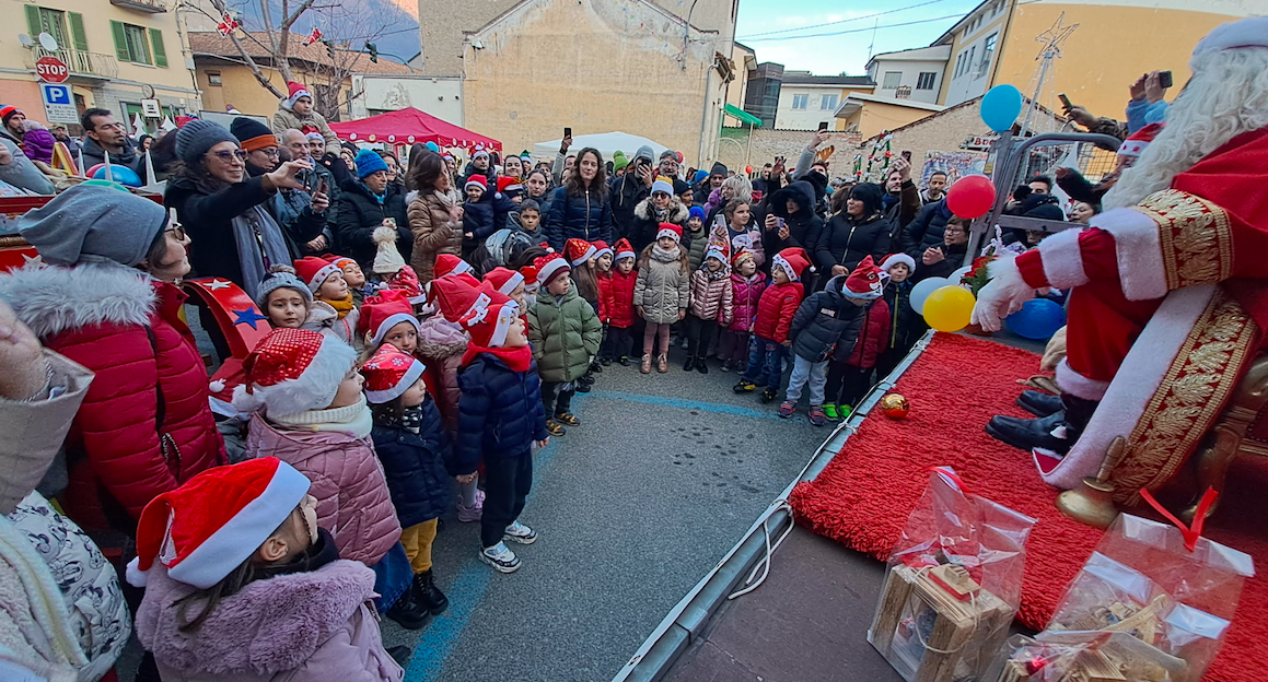 Momento di condivisione in piazza