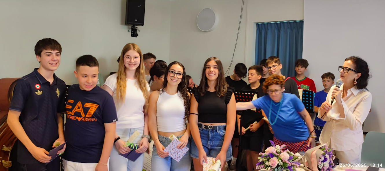 Gli alunni premiati e la DS