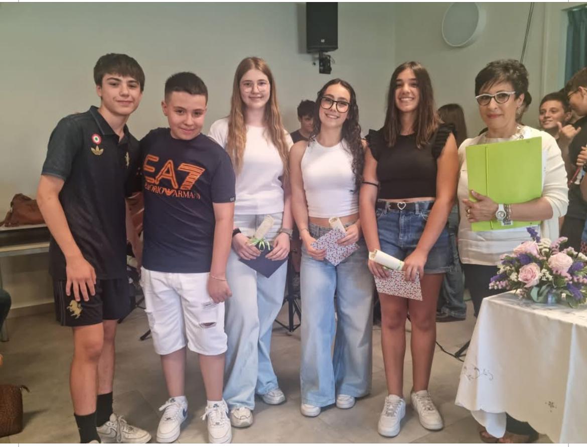 Gli alunni premiati e la famiglia Naitza