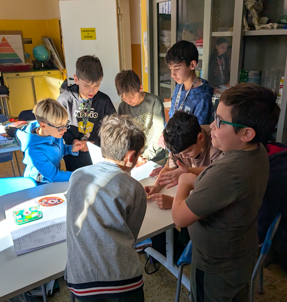 Gli alunni nel laboratorio di scienze (2)