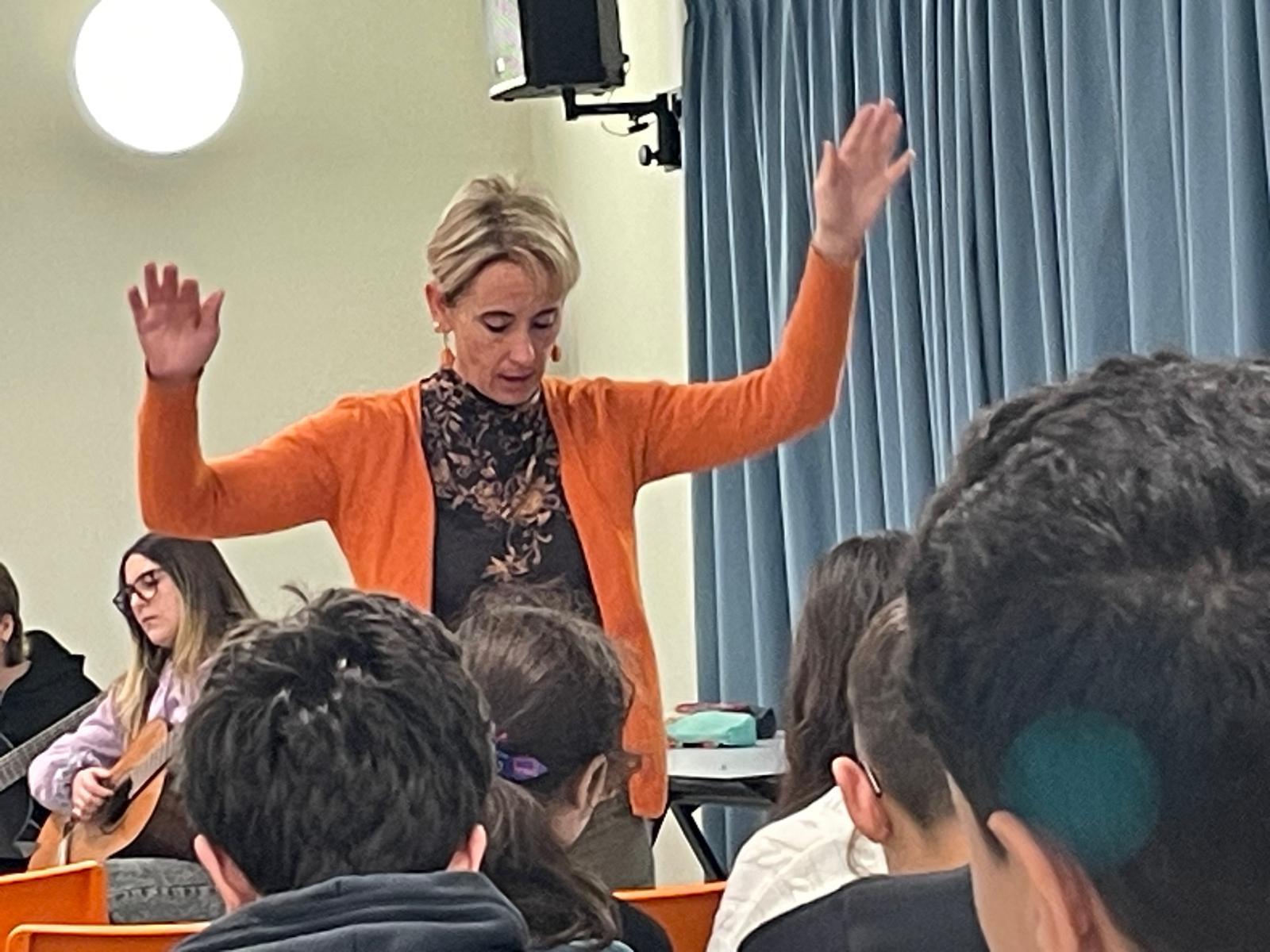 La prof.ssa Richetto dirige l'orchestra
