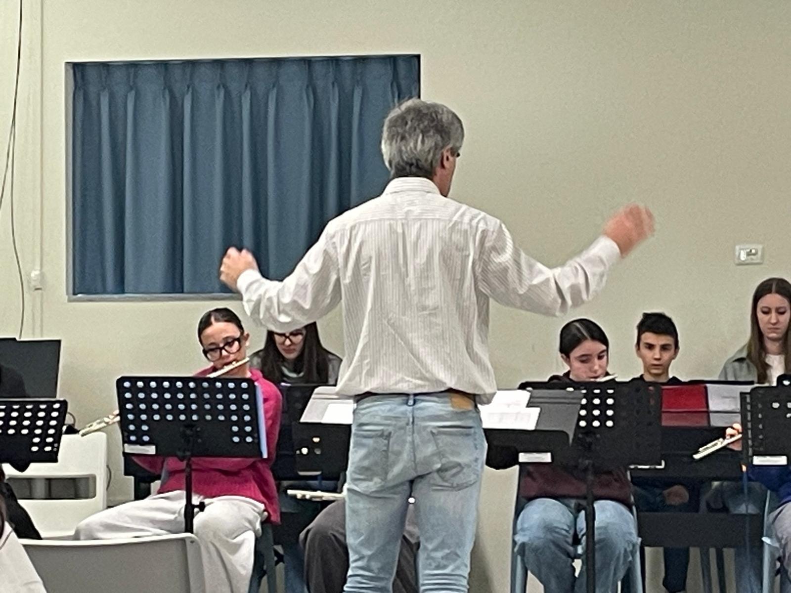 Il prof. Calonghi dirige l'orchestra