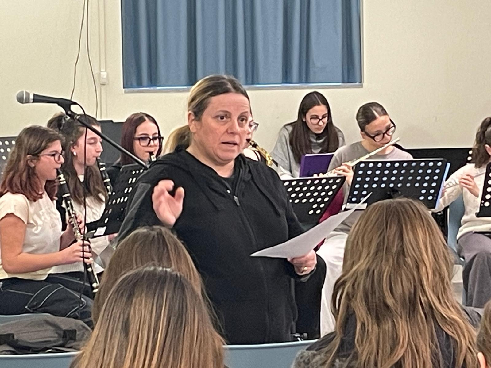 La prof.ssa Speranza dirige l'orchestra