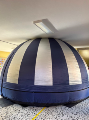 La cupola gonfiabile nell’atrio della scuola primaria di San Giorio