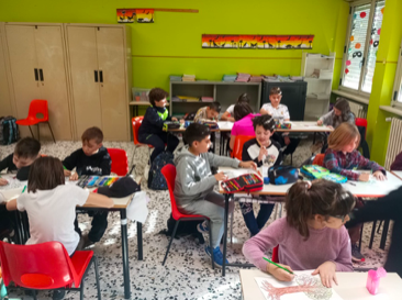 Gli alunni dei due plessi socializzano durante il laboratorio artistico-creativo