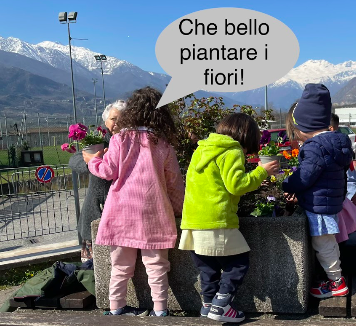 Gli alunni piantano i fiori